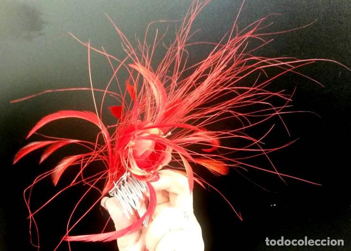 Vintage: TOCADO FLOR Y PLUMAS ROJO (III) - Foto 1