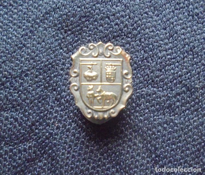 Vintage: Pin escudo - Foto 1