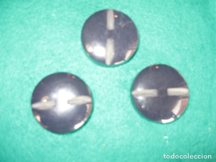 Vintage: TRES BOTONES NEGROS PARA ABRIGO - Foto 2
