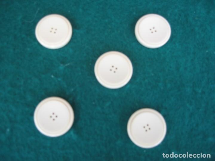 Vintage: CINCO BOTONES BLANCOS REDONDOS - Foto 1