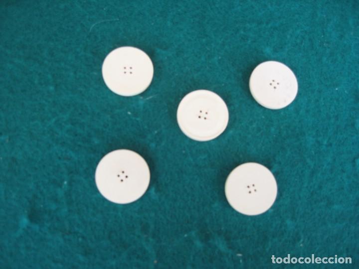 Vintage: CINCO BOTONES BLANCOS REDONDOS - Foto 2