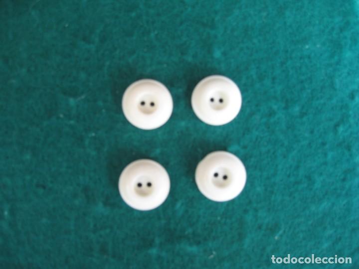 Vintage: CUATRO BOTONES REDONDOS BLANCO DOS AGUJEROS - Foto 1