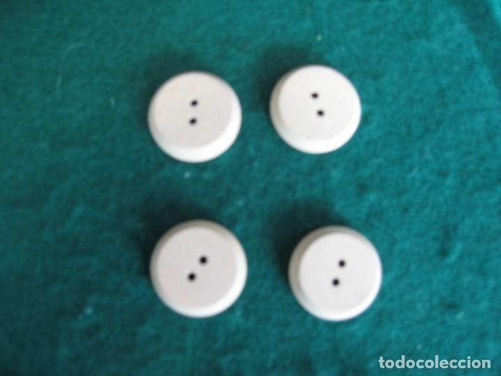 Vintage: CUATRO BOTONES REDONDOS BLANCO DOS AGUJEROS - Foto 2
