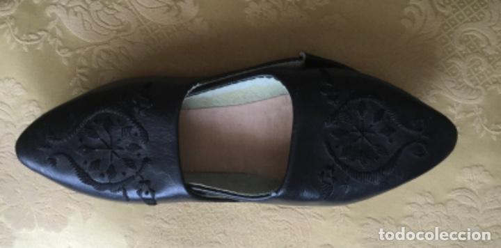 Vintage: BABUCHAS DE PIEL NEGRA BORDADAS - Foto 2