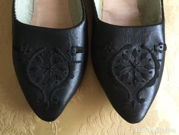 Vintage: BABUCHAS DE PIEL NEGRA BORDADAS - Foto 3