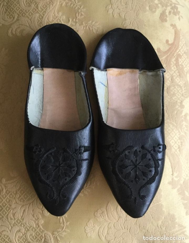 Vintage: BABUCHAS DE PIEL NEGRA BORDADAS - Foto 4