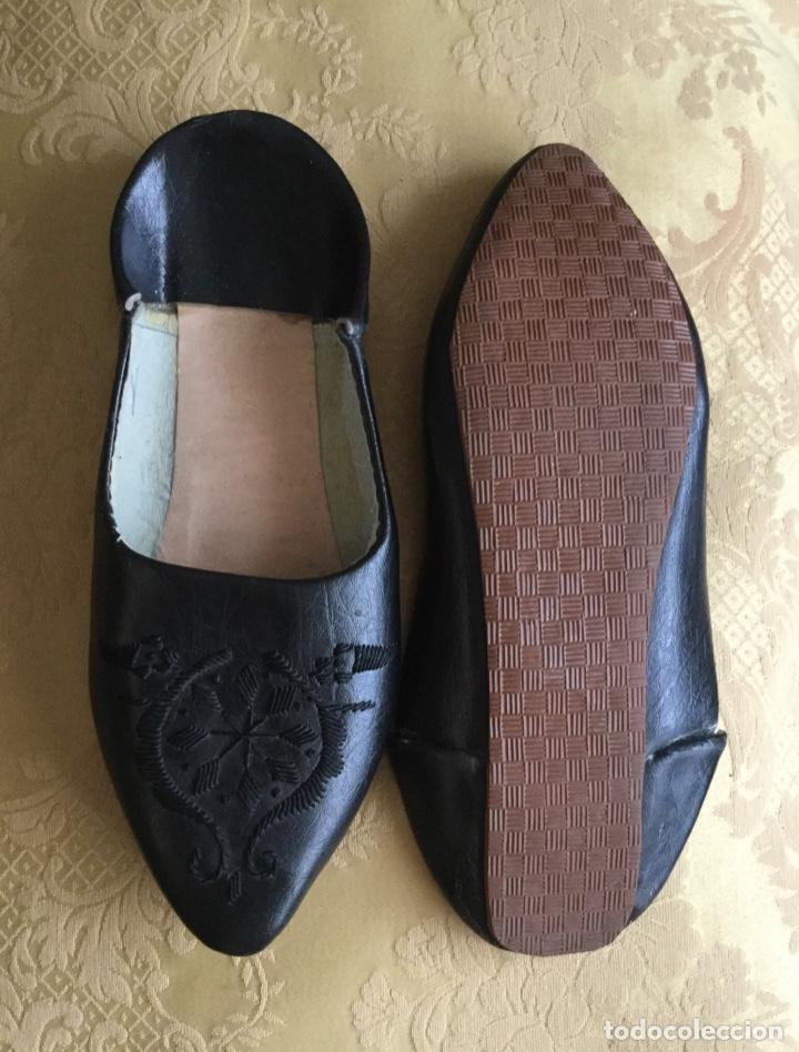 Vintage: BABUCHAS DE PIEL NEGRA BORDADAS - Foto 5