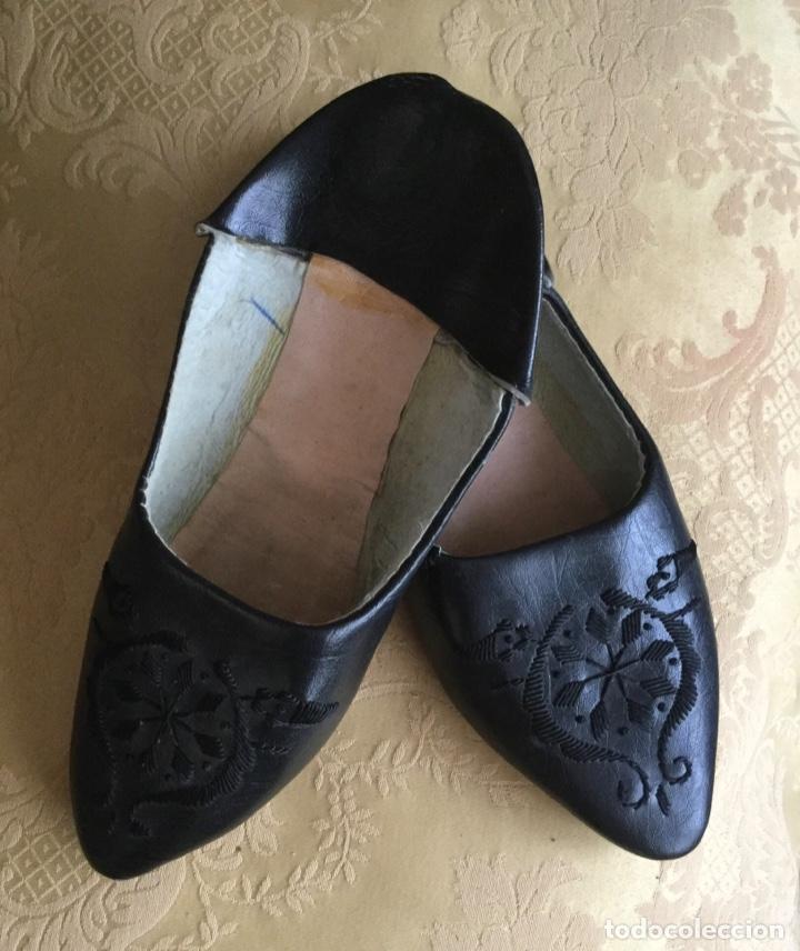 Vintage: BABUCHAS DE PIEL NEGRA BORDADAS - Foto 6