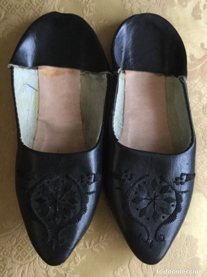 Vintage: BABUCHAS DE PIEL NEGRA BORDADAS - Foto 7