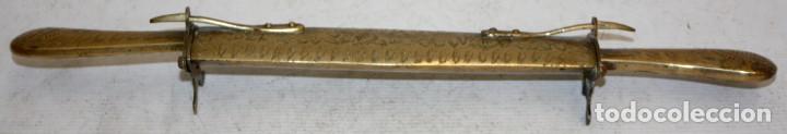 Vintage: CUCHILLO Y TENEDOR CON ESTUCHE EN LAT&Oacute;N GRABADO. - Foto 1