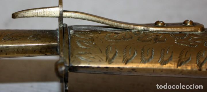 Vintage: CUCHILLO Y TENEDOR CON ESTUCHE EN LAT&Oacute;N GRABADO. - Foto 3