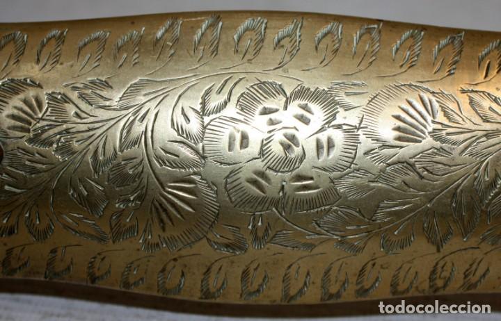 Vintage: CUCHILLO Y TENEDOR CON ESTUCHE EN LAT&Oacute;N GRABADO. - Foto 4