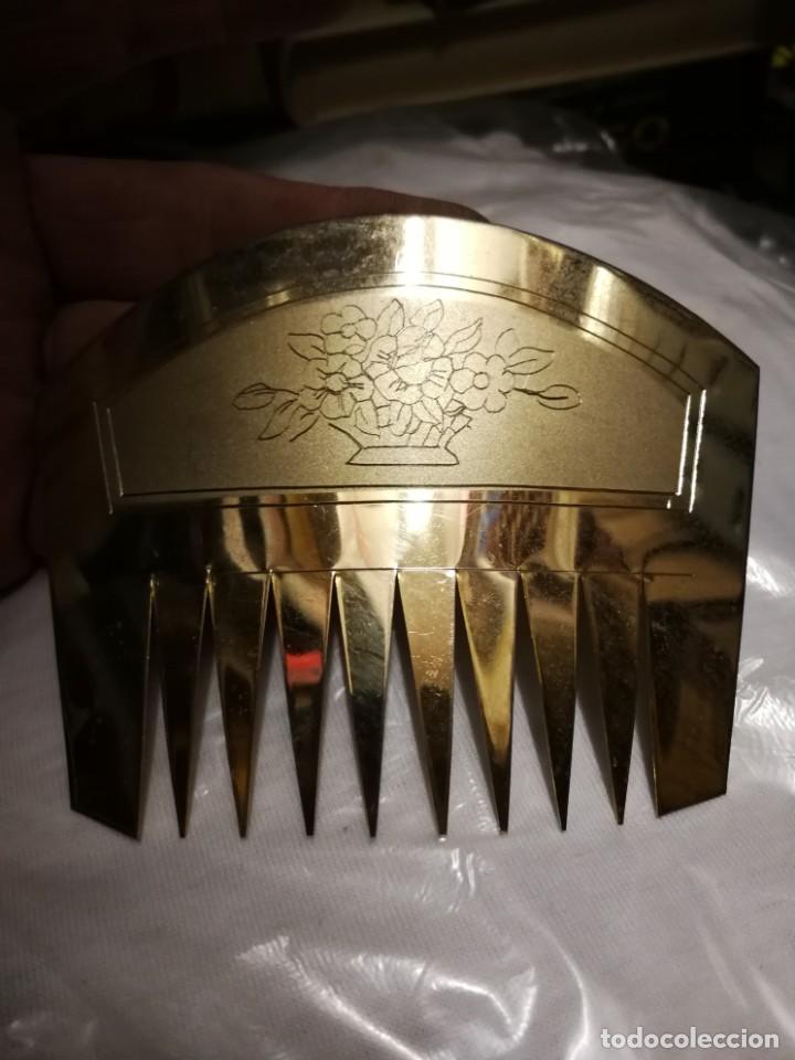 Vintage: PEINETAS METAL DORADO GRABADA - Foto 2
