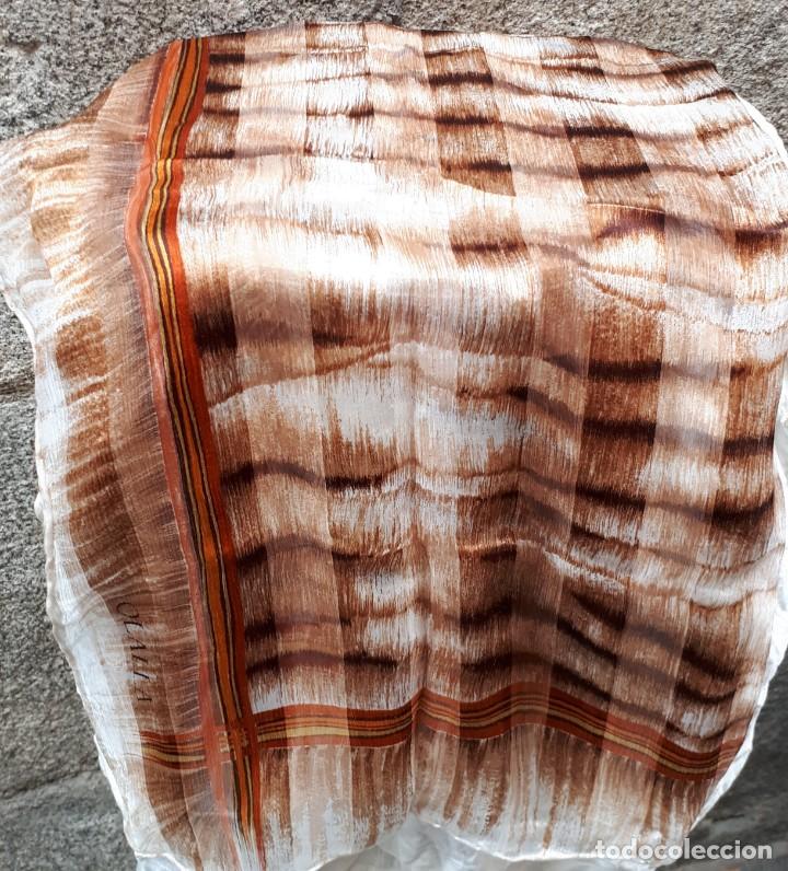 Vintage: PA&Ntilde;UELO DE GASA DE SEDA DE OLALLA EN TONOS MARRONES . - Foto 1
