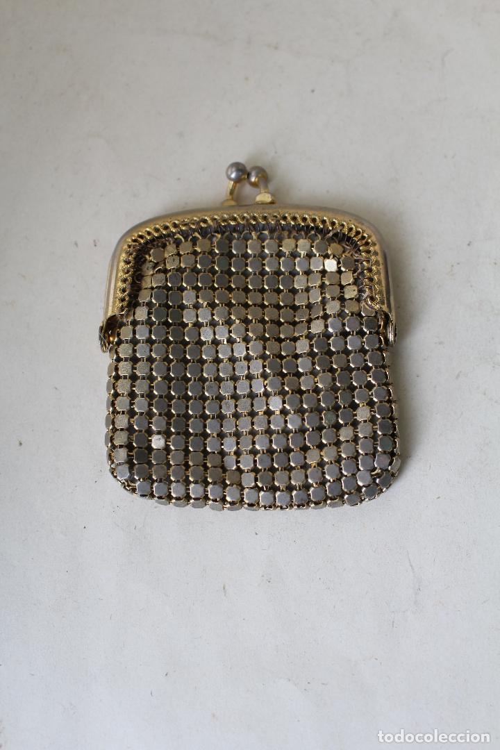 Vintage: BOLSO MONEDERO DORADO DE MALLA - Foto 2