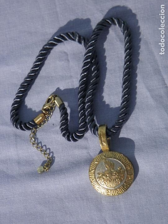 Vintage: Colllar medall&oacute;n de metal con cord&oacute;n - Foto 1