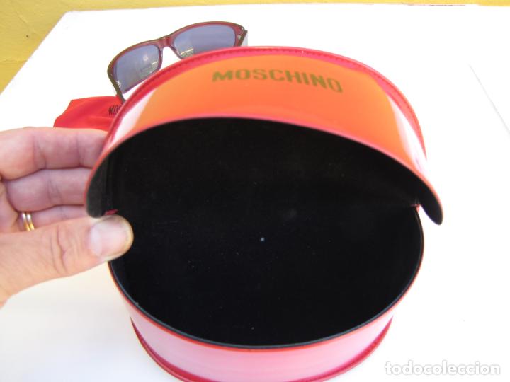 Vintage: 12.- Gafas de sol Moschino. Funda y gamuza - Foto 14