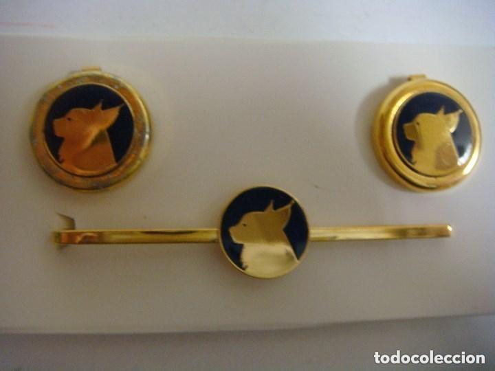 Vintage: GEMELOS CUBRE BOTON Y ALFILER DE CORBATA CON LA CABEZA DE UN PERRO - Foto 1
