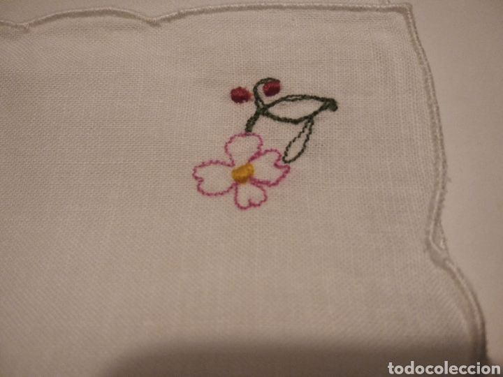 Vintage: Tres servilletas 26+26 flor bordada - Foto 2