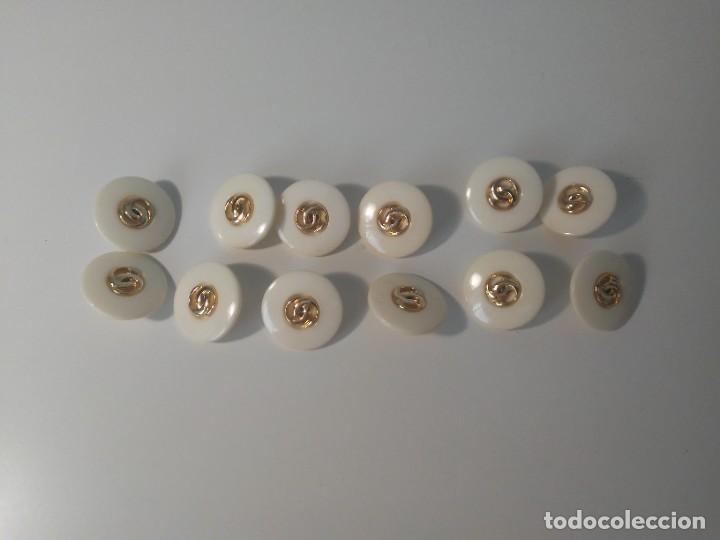 Vintage: 12 botones de pl&aacute;stico blanco y dorado - Foto 1