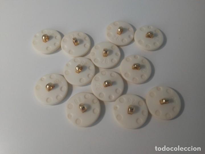 Vintage: 12 botones de pl&aacute;stico blanco y dorado - Foto 2