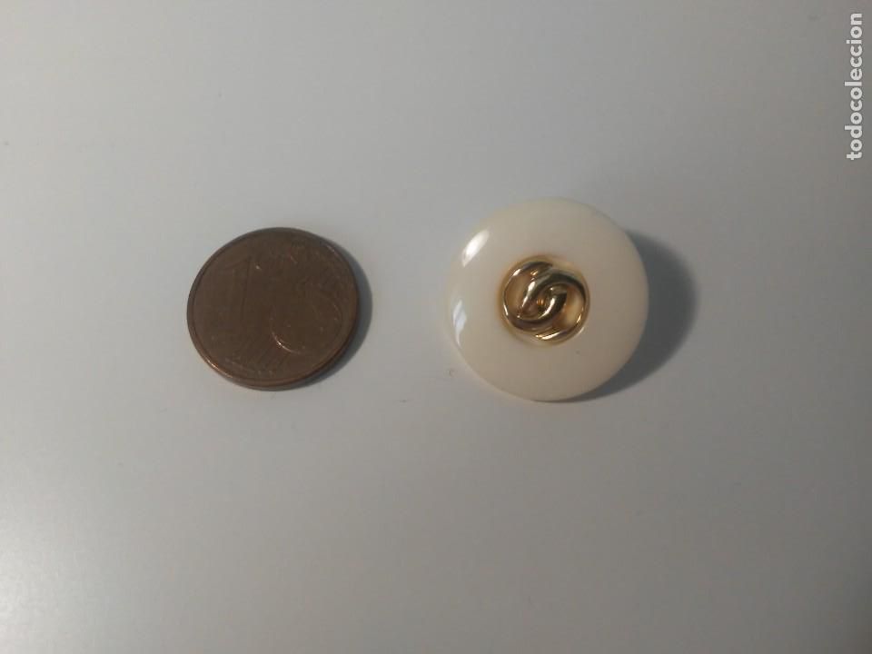 Vintage: 12 botones de pl&aacute;stico blanco y dorado - Foto 3