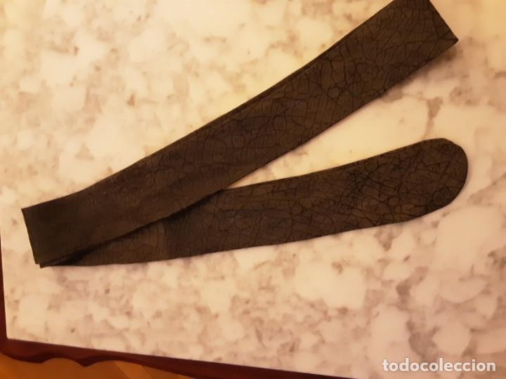 Vintage: CINTURON DE PIEL GRABADA COLOR GRIS - Foto 2