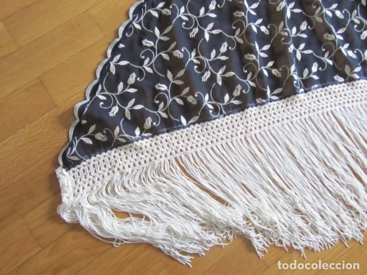 Vintage: Manton triangular con bordados de flores - Foto 3