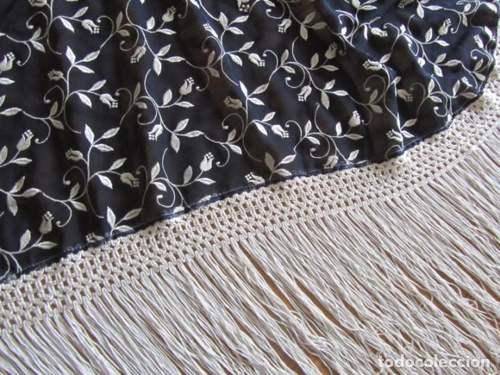 Vintage: Manton triangular con bordados de flores - Foto 4