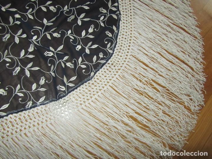 Vintage: Manton triangular con bordados de flores - Foto 5