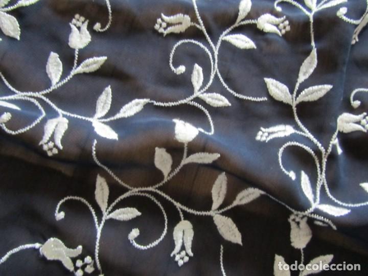 Vintage: Manton triangular con bordados de flores - Foto 6