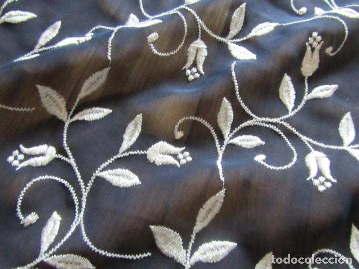 Vintage: Manton triangular con bordados de flores - Foto 7