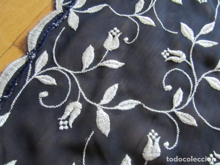 Vintage: Manton triangular con bordados de flores - Foto 8
