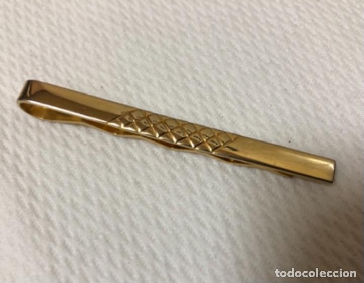 Vintage: AGUJA DE CORBATA EN METAL DORADO - Foto 1