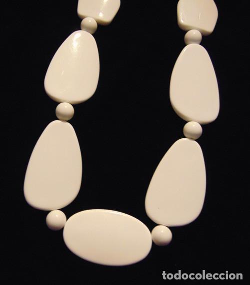 Vintage: COLLAR DE PL&Aacute;STICO DURO, BLANCO - IDEAL VERANO - Foto 1
