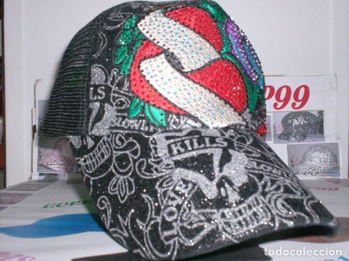 Vintage: GORRA FASHION REJILLA CORAZON/FLOR BORDADA/PEDRERIA PLASTIC/COTTON 5 PANELES CIERRE REGULABLE ATRAS.