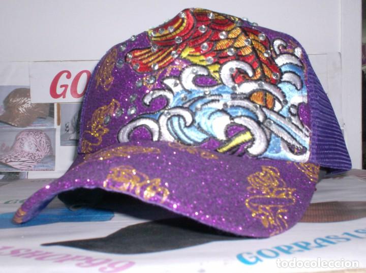 Vintage: GORRA FASHION REJILLA PEZ/OLAS BORDADA/PEDRERIA 100%ACRILIC 5 PANELES CIERRE REGULABLE ATRAS.