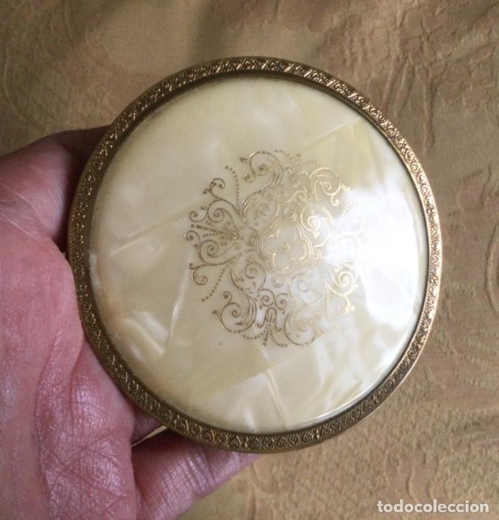 Vintage: ANTIGUA POLVERA NACARADA CON DIBUJOS EN DORADO - Foto 1