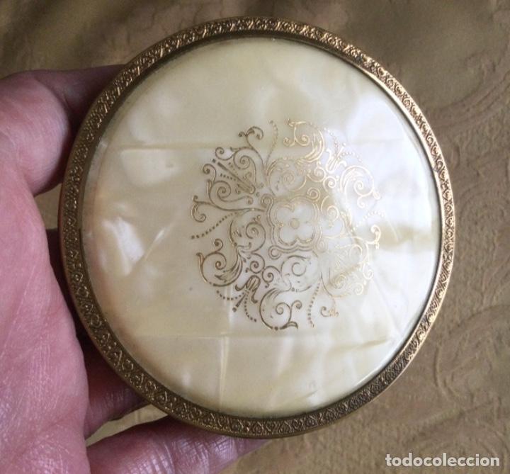Vintage: ANTIGUA POLVERA NACARADA CON DIBUJOS EN DORADO - Foto 2