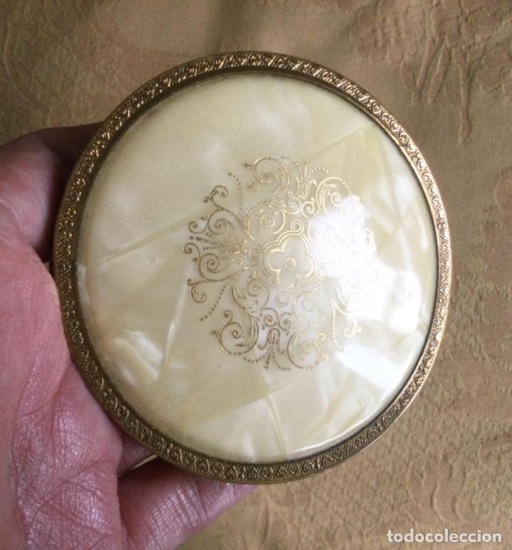 Vintage: ANTIGUA POLVERA NACARADA CON DIBUJOS EN DORADO - Foto 4