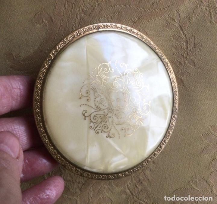 Vintage: ANTIGUA POLVERA NACARADA CON DIBUJOS EN DORADO - Foto 8