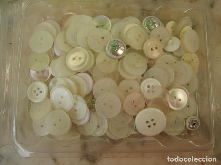 Vintage: Lote de Botones Blancos Vintage peso 91 gramos