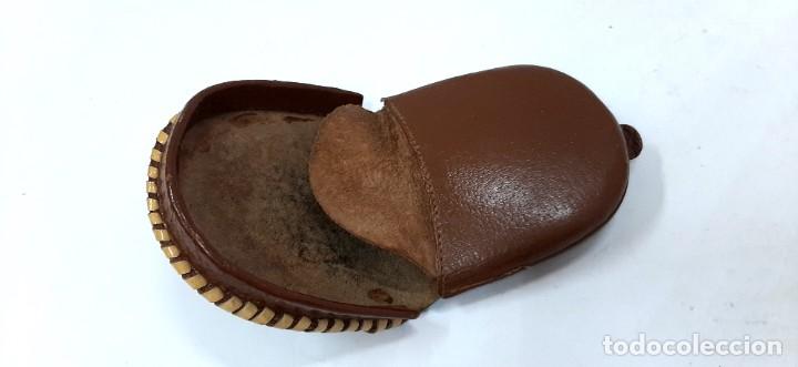 Vintage: Monedero semicircular de cuero labrado - Foto 4