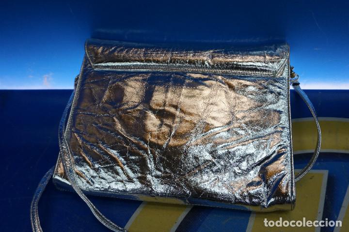 Vintage: Bolso de mano en piel plateado. - Foto 2