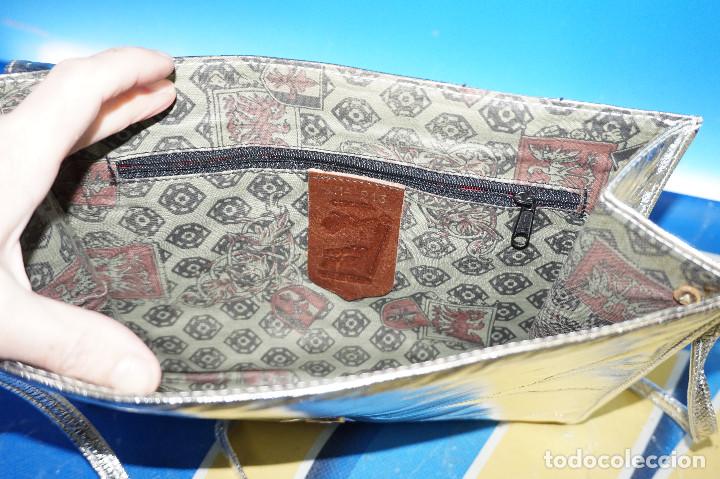 Vintage: Bolso de mano en piel plateado. - Foto 4