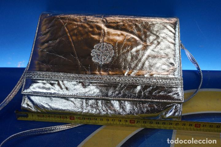 Vintage: Bolso de mano en piel plateado. - Foto 5