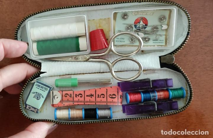 Vintage: Cepillo viaje con costurero. A&ntilde;os 60 - Foto 2