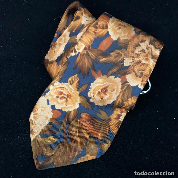Vintage: Corbata de seda con flores en tonos ocres y azul - Foto 1