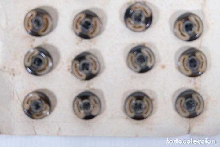 Vintage: Botones en negro y beige - 10 mm - Foto 3