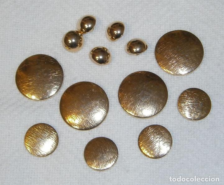 Vintage: varios botones metal dorado - Foto 1